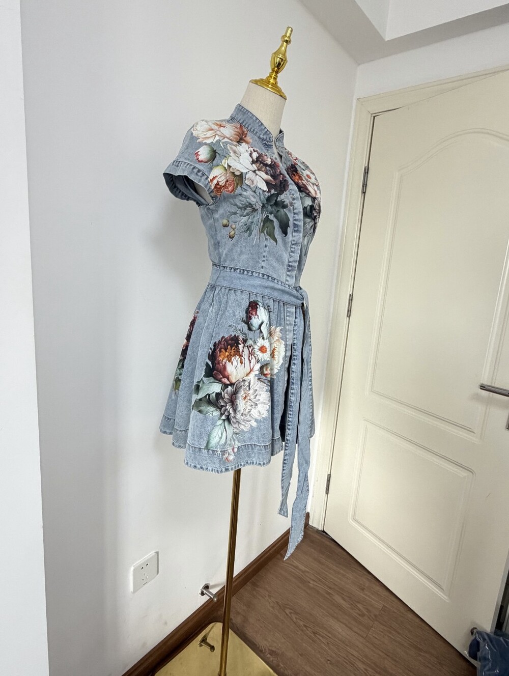 Alice + Olivia LUCY MINI DENIM SHIRT DRESS - Picture 11 of 16